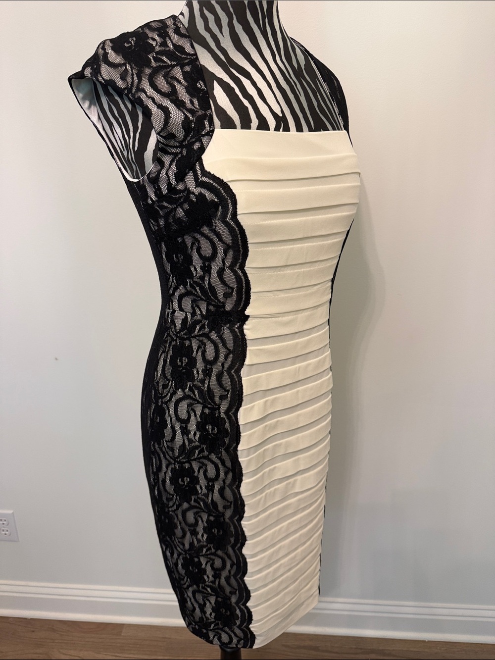 NWT Cache Elegant Black Lace Trim Cream Sheath Dress Sz 8
